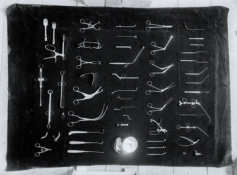 Des instruments chirurgicaux des années 1900.
