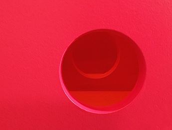 Deux drôles de formes circulaires rouges, accompagnant une série de textes de Caroline Pandelé, édités par Magazine Aléatoire.