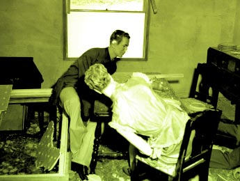 Opération Doorstep, 1953, montrant les dégâts d'une salle à manger peuplée de mannequins après une explosion nucléaire, une image illustrant un texte de Leconte de Lisle paru dans Magazine Aléatoire.