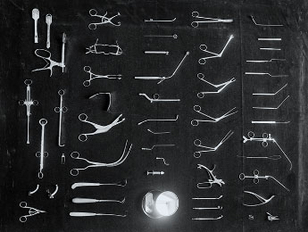 Des instruments chirurgicaux des années 1900, une image illustrant une texte de Yann Febvre pour Magazine Aléatoire.