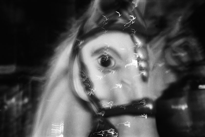 Un manège aux chevaux de bois, un regard… image de Jean-Luc Aribaud pour sa série « Je vois », dans Magazine Aléatoire.
