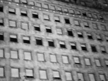 Voir la grisaille d'un barre d'immeuble et puis… Une image de Jean-Luc Aribaud pour sa série « Je vois », dans Magazine Aléatoire.