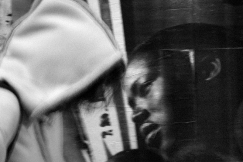 La poussière qui menace les hommes. Une image de Jean-Luc Aribaud pour sa série « Je vois », dans Magazine Aléatoire.
