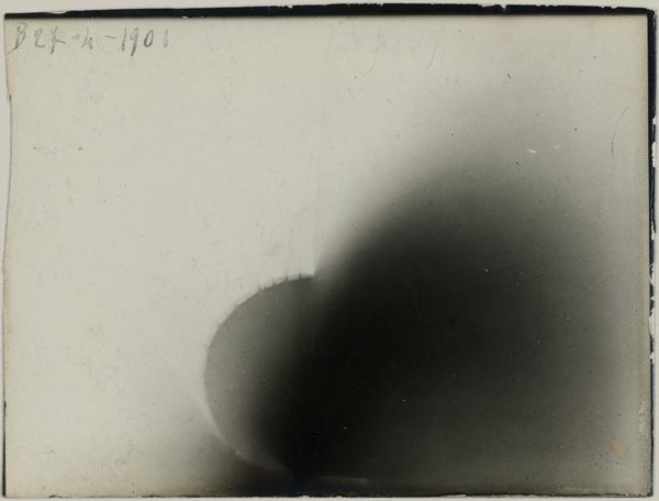 Une ombre s’est blottie… fil perdu, texte de Clarisse Lesot pour Magazine Aléatoire. Image d'Henri Becquerel.